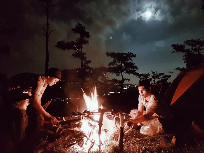 cắm trại qua đêm gần TPHCM núi bà đen
