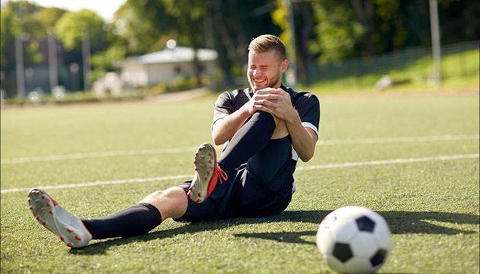 Cách chữa căng cơ khi đá bóng 