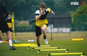 Cách tăng thể lực trong bóng đá: Top 8 bài tập rèn luyện “HAY”